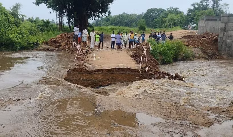 Một con đường tại bang Telangana bị lũ chia cắt. (Ảnh: Telangana Today)