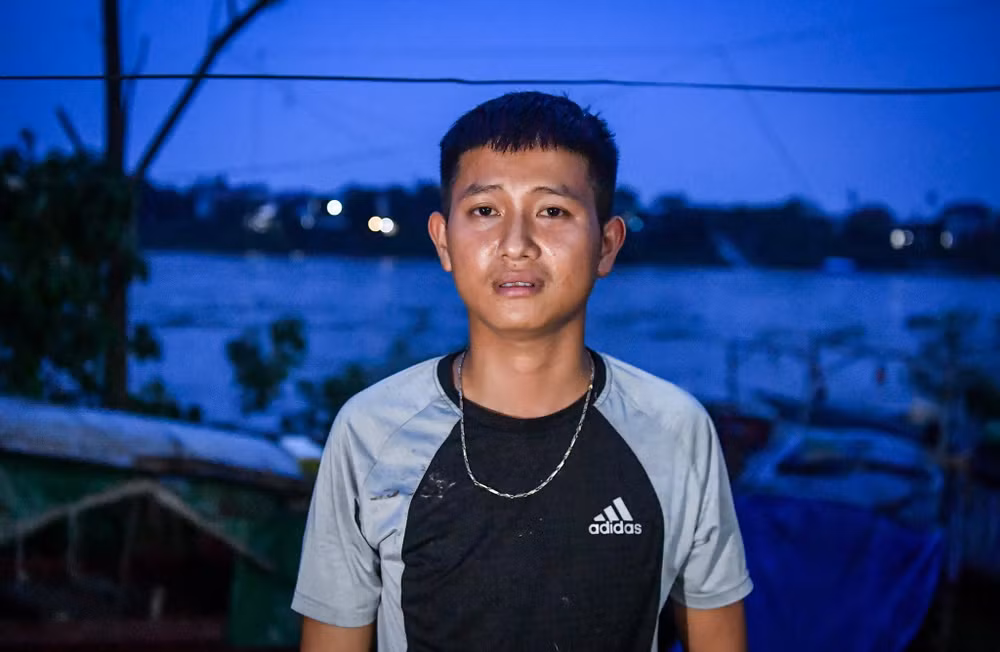 Anh Khanh vẫn chưa hết bàng hoàng khi kể lại câu chuyện với phóng viên Báo Nhân Dân. Anh Khanh vẫn chưa hết bàng hoàng khi kể lại câu chuyện với phóng viên Báo Nhân Dân.