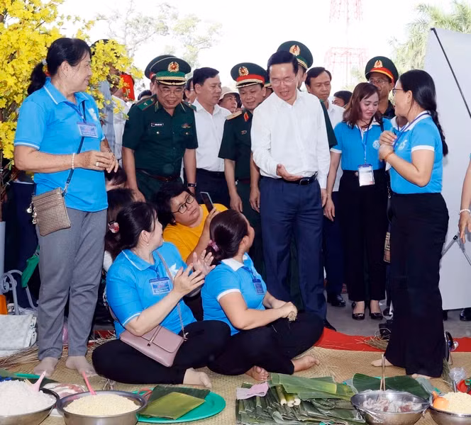 Chủ tịch nước Võ Văn Thưởng và đại biểu gặp gỡ người dân tham dự chương trình "Xuân biên phòng ấm lòng dân bản". (Ảnh: TTXVN)