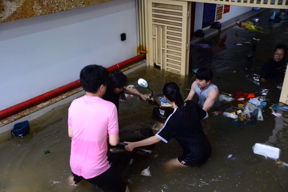 Một số người dân cố gắng đưa xe máy ra bên ngoài. Một số người dân cố gắng đưa xe máy ra bên ngoài.