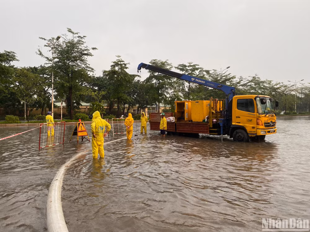 Điểm ngập úng tại phố Đàm Quang Trung.