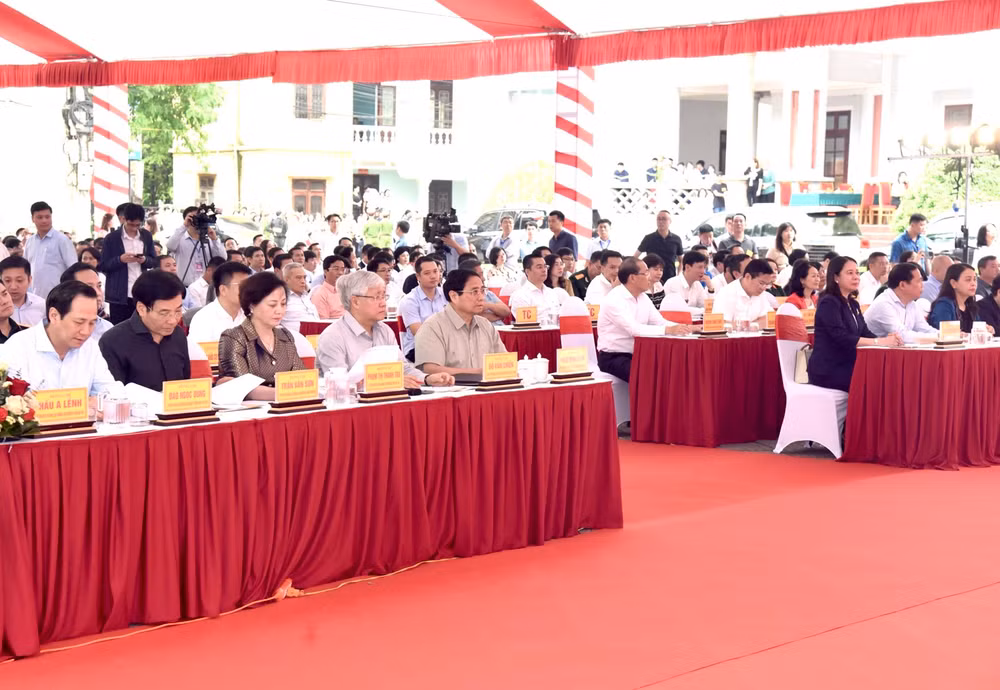 Thủ tướng Phạm Minh Chính và các đại biểu tham dự buổi lễ. (Ảnh: Trần Hải) Thủ tướng Phạm Minh Chính và các đại biểu tham dự buổi lễ. (Ảnh: Trần Hải)