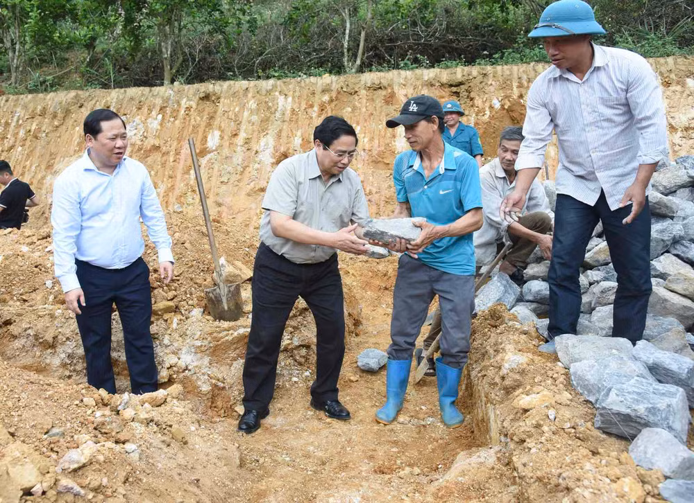 Thủ tướng Phạm Minh Chính tham gia khởi công xây nhà mới cho gia đình ông Xa Văn Vọng, ở xã Cao Sơn, huyện Đà Bắc. Thủ tướng Phạm Minh Chính tham gia khởi công xây nhà mới cho gia đình ông Xa Văn Vọng, ở xã Cao Sơn, huyện Đà Bắc.
