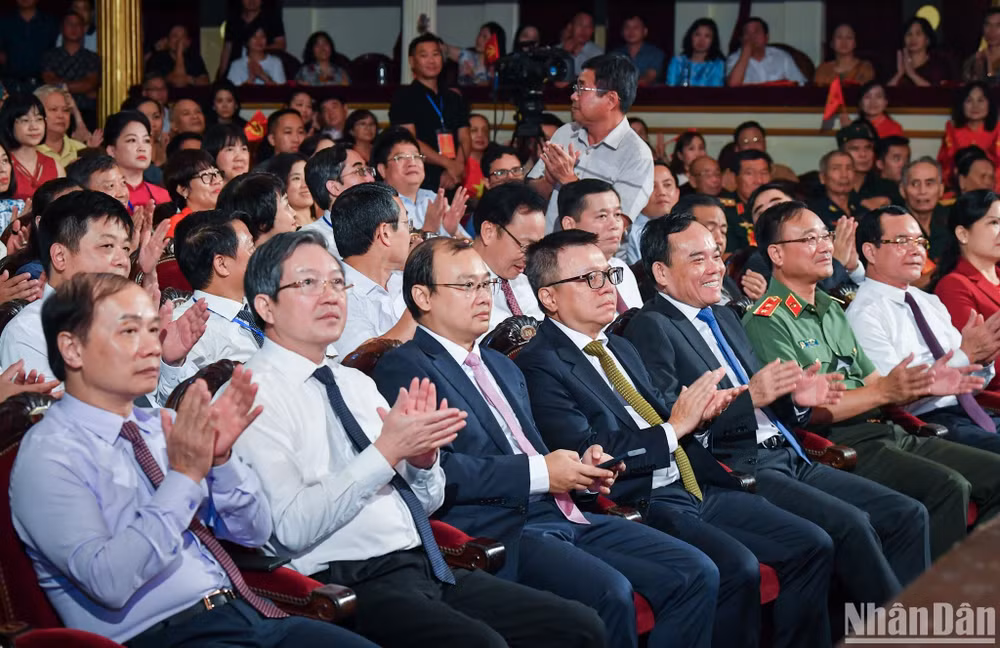 Các đồng chí lãnh đạo Đảng, Nhà nước cùng các đại biểu tham dự chương trình nghệ thuật chính luận Sao Độc lập năm 2024.