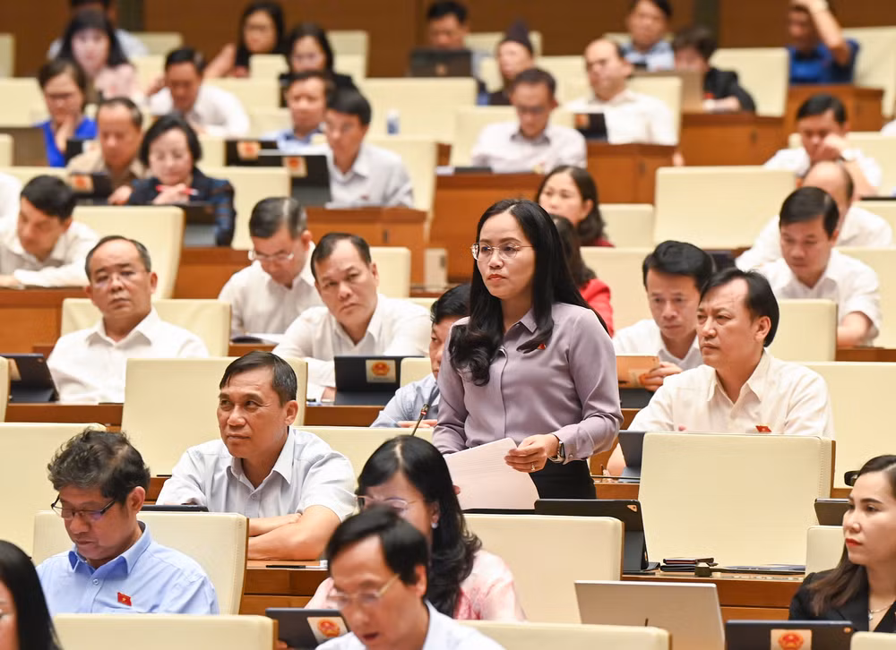 Đại biểu Hồ Thị Kim Ngân (đoàn tỉnh Bắc Kạn) đưa ra vấn đề nhiều di sản đang bị khai thác quá mức dẫn tới tình trạng quá tải, lộn xộn, đặc biệt trong dịp lễ hội đầu năm. (Ảnh: DUY LINH) Đại biểu Hồ Thị Kim Ngân (đoàn tỉnh Bắc Kạn) đưa ra vấn đề nhiều di sản đang bị khai thác quá mức dẫn tới tình trạng quá tải, lộn xộn, đặc biệt trong dịp lễ hội đầu năm. (Ảnh: DUY LINH)