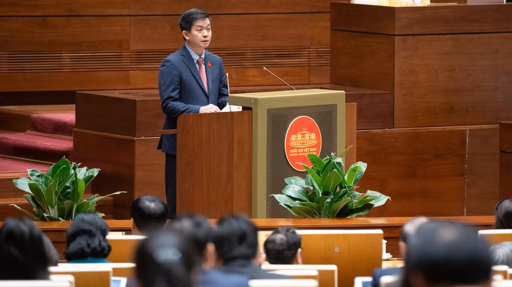 Trình bày dự thảo Nghị quyết, Tổng Thư ký Quốc hội, Chủ nhiệm Văn phòng Quốc hội Lê Quang Tùng nêu rõ, Quốc hội thống nhất đánh giá, sau hai ngày làm việc nghiêm túc, trách nhiệm, với tinh thần đổi mới, đồng hành cùng Chính phủ, phiên chất vấn và trả lời chất vấn tại Kỳ họp thứ 8 đã thành công tốt đẹp, thu hút sự quan tâm của cử tri và nhân dân cả nước.
