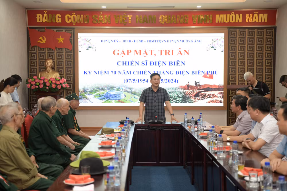 Bí thư Huyện ủy Mường Ảng Nguyễn Tiến Đạt cũng gửi lời hỏi thăm sức khỏe, động viên tinh thần của Bí thư Tỉnh ủy Điện Biên Trần Quốc Cường tới các cựu chiến binh. Bí thư Huyện ủy Mường Ảng Nguyễn Tiến Đạt cũng gửi lời hỏi thăm sức khỏe, động viên tinh thần của Bí thư Tỉnh ủy Điện Biên Trần Quốc Cường tới các cựu chiến binh.