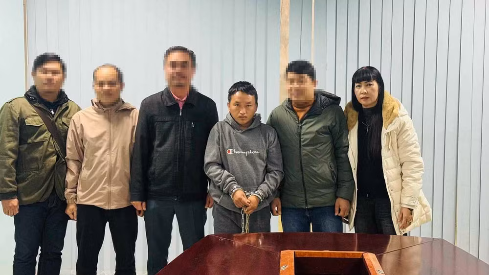 Thượng tá Nguyễn Thị Hồng Thúy (ngoài cùng bên phải) tiếp nhận đối tượng đặc biệt nguy hiểm từ công an nước bạn Lào. (Ảnh: NVCC)
