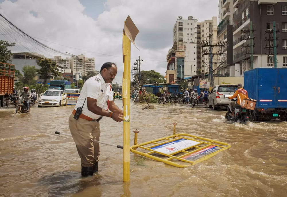 Đường phố tại bang Bengaluru (Ấn Độ) ngập lụt sau mưa lớn kéo dài. (Ảnh: Reuters)