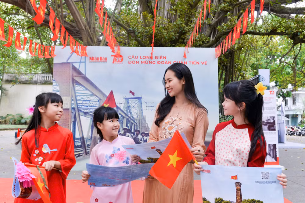 Học sinh tiểu học và cô giáo. (Ảnh minh hoạ: SƠN BÁCH) Học sinh tiểu học và cô giáo. (Ảnh minh hoạ: SƠN BÁCH)