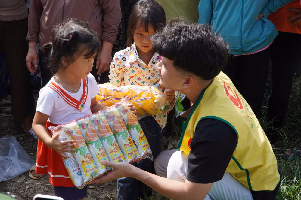 Những món quà đong đầy yêu thương cho trẻ em vùng lũ. Những món quà đong đầy yêu thương cho trẻ em vùng lũ.