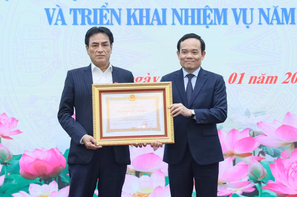 Phó Thủ tướng Chính phủ Trần Lưu Quang trao Huân chương Lao động hạng Ba cho đồng chí Lê Tuấn Hà, nguyên Phó Giám đốc Trung tâm chuyển đổi số, Ủy ban Dân tộc.