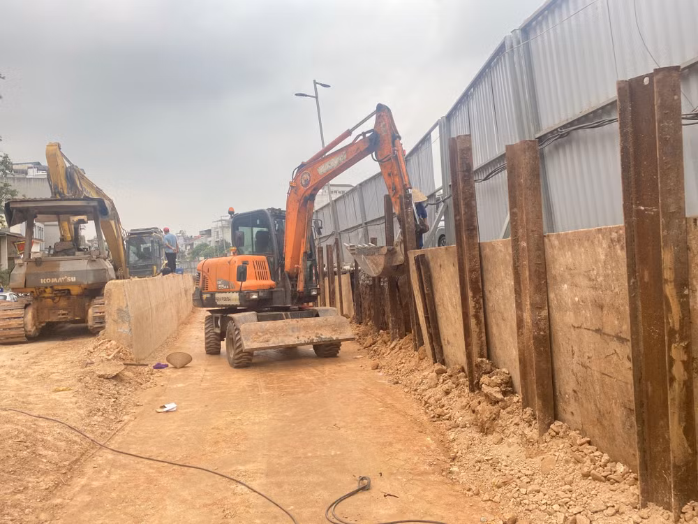 Các nhà thầu gia cố khu vực tiếp giáp giữa đường dân sinh mới với mặt đường lõi nơi xảy ra hiện tượng lún, nứt. Các nhà thầu gia cố khu vực tiếp giáp giữa đường dân sinh mới với mặt đường lõi nơi xảy ra hiện tượng lún, nứt.