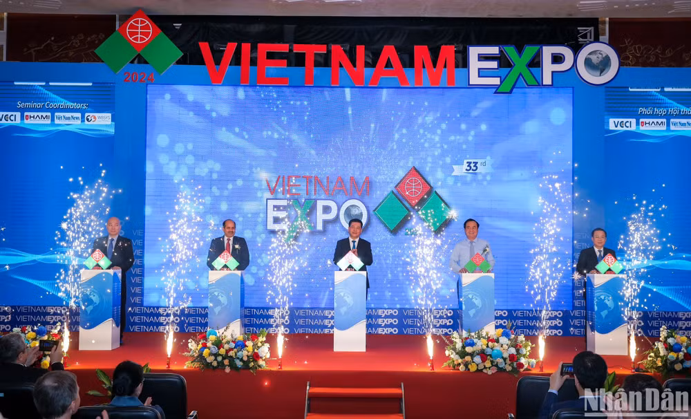Các đại biểu ấn nút khai mạc sự kiện hội chợ thương mại quốc tế Việt Nam lần thứ 23.