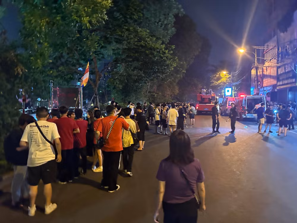 Khu vực đường Láng gần hiện trường được phong tỏa để phục vụ công tác cứu hộ, cứu nạn. Xe cứu thương cũng đã xuất hiện tại hiện trường. Khu vực đường Láng gần hiện trường được phong tỏa để phục vụ công tác cứu hộ, cứu nạn. Xe cứu thương cũng đã xuất hiện tại hiện trường.