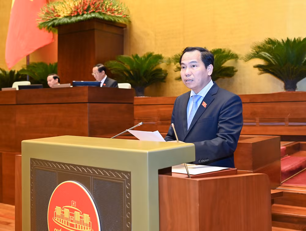 Chủ nhiệm Ủy ban Tài chính-Ngân sách của Quốc hội Lê Quang Mạnh trình bày Báo cáo thẩm tra về công tác thực hành tiết kiệm, chống lãng phí năm 2023 tại phiên họp. (ẢNH: LINH KHOA)