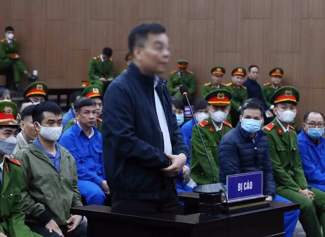 Bị cáo Chu Ngọc Anh, cựu Bộ trưởng Bộ Khoa học và Công nghệ khai báo trước tòa. (Ảnh: Phạm Kiên/TTXVN) Bị cáo Chu Ngọc Anh, cựu Bộ trưởng Bộ Khoa học và Công nghệ khai báo trước tòa. (Ảnh: Phạm Kiên/TTXVN)