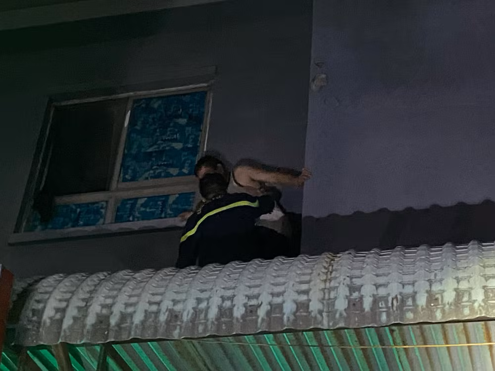 Cảnh sát tiếp cận, hướng dẫn người dân mắc kẹt thoát nạn. Cảnh sát tiếp cận, hướng dẫn người dân mắc kẹt thoát nạn.