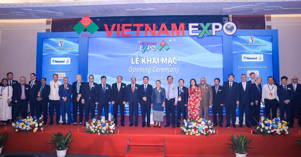 Các đại biểu chụp ảnh lưu niệm tại lễ khai mạc. Các đại biểu chụp ảnh lưu niệm tại lễ khai mạc.