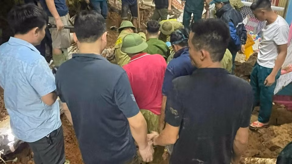 Nỗ lực đưa thi thể các nạn nhân ra ngoài. (Ảnh: Tú Ngọc)