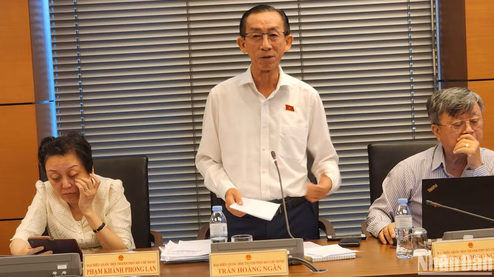 Đại biểu Trần Hoàng Ngân (Đoàn TP Hồ Chí Minh) cho rằng, khối đầu tư dân doanh đang chịu nhiều thách thức lớn. Đại biểu Trần Hoàng Ngân (Đoàn TP Hồ Chí Minh) cho rằng, khối đầu tư dân doanh đang chịu nhiều thách thức lớn.