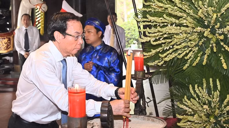 Đồng chí Nguyễn Văn Nên, Ủy viên Bộ Chính trị, Bí thư Thành ủy Thành phố Hồ Chí Minh dâng hương Đức Lễ Thành hầu Nguyễn Hữu Cảnh. (Ảnh: QUỐC THANH).