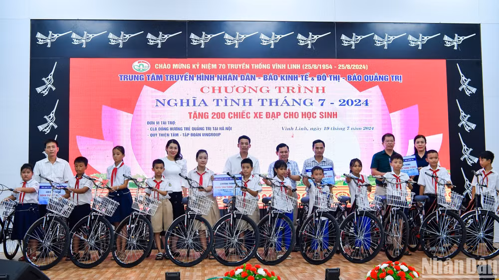 Trao tặng xe đạp cho học sinh nghèo vượt khó trên địa bàn huyện Vĩnh Linh. 