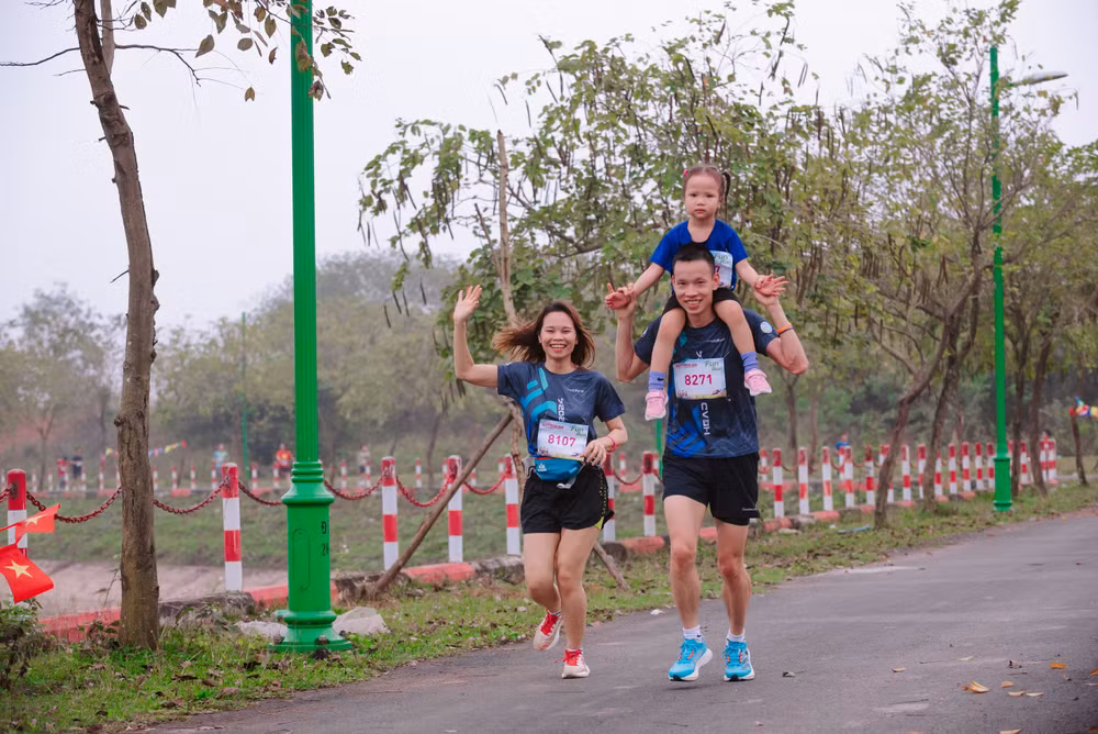 Các gia đình trẻ cùng nhau tham gia đường chạy Fun Run