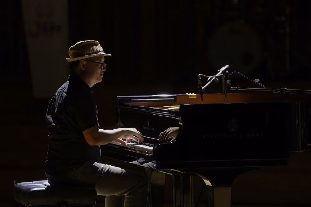Nghệ sĩ Piano Tuấn Nam háo hức với đêm diễn của 4 cô gái tứ tấu đàn dây.