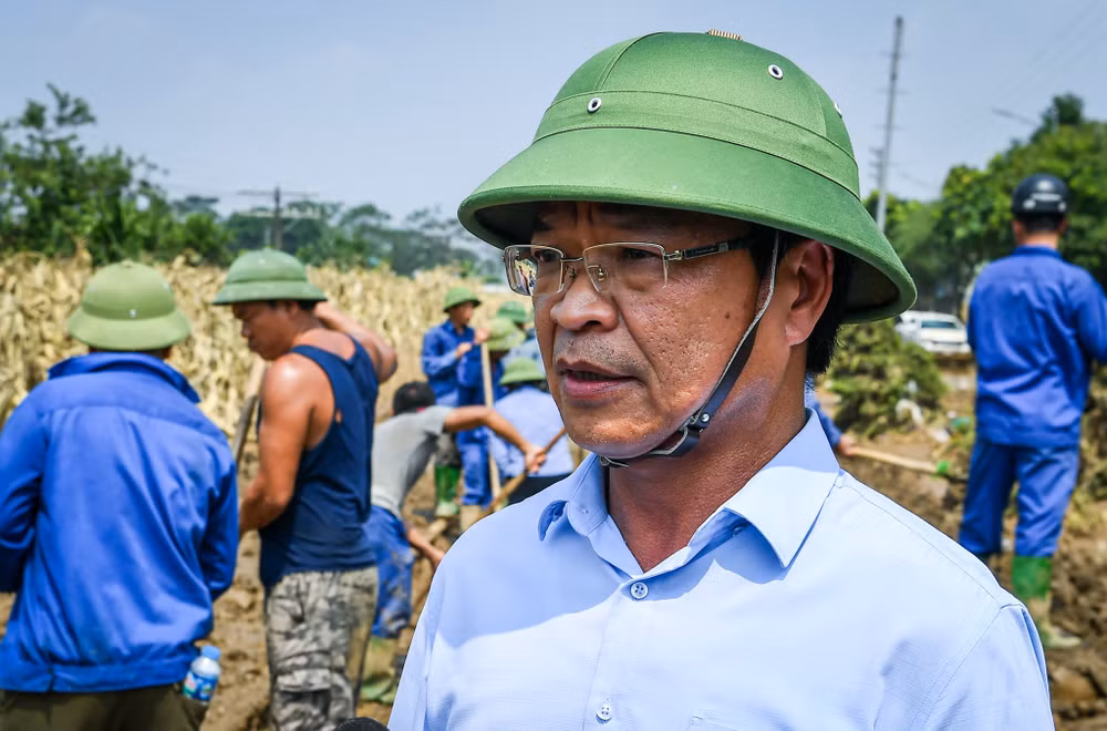 Ông Đặng Sỹ Mạnh, Chủ tịch Hội đồng thành viên Tổng công ty Đường Sắt Việt Nam (VNR) cho biết, thông được tuyến đường sắt từ Hà Nội tới Lào Cai sẽ mở ra con đường đưa hàng hóa hỗ trợ tới bà con các tỉnh Yên Bái, Lào Cai nhanh chóng nhất. Ông Đặng Sỹ Mạnh, Chủ tịch Hội đồng thành viên Tổng công ty Đường Sắt Việt Nam (VNR) cho biết, thông được tuyến đường sắt từ Hà Nội tới Lào Cai sẽ mở ra con đường đưa hàng hóa hỗ trợ tới bà con các tỉnh Yên Bái, Lào Cai nhanh chóng nhất.