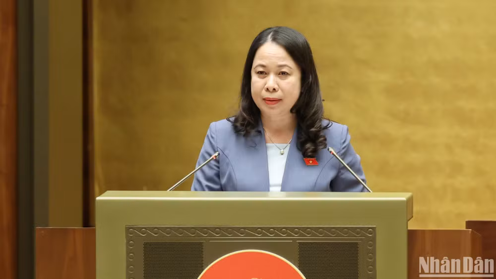 Sáng 8/6, tại kỳ họp thứ 7, Quốc hội khóa XV, thừa ủy quyền của Chủ tịch nước, Phó Chủ tịch nước Võ Thị Ánh Xuân trình bày tóm tắt Tờ trình về việc phê chuẩn Văn kiện gia nhập Hiệp định Đối tác Toàn diện và Tiến bộ xuyên Thái Bình Dương (CPTPP) của Liên hiệp Vương quốc Anh và Bắc Ireland. (Ảnh: DUY LINH)