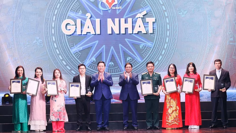Đại diện Lãnh đạo Đảng, Nhà nước trao giải Nhất cho các tác phẩm đạt giải Nhất tại Giải thưởng toàn quốc về thông tin đối ngoại lần thứ IX. (Ảnh: nhandan.vn)