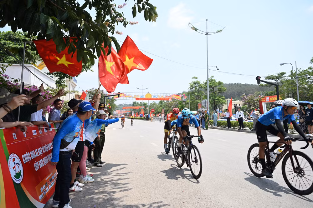 Khán giả thành phố Điện Biên Phủ cổ vũ nhiệt tình cho các vận động viên. Khán giả thành phố Điện Biên Phủ cổ vũ nhiệt tình cho các vận động viên.