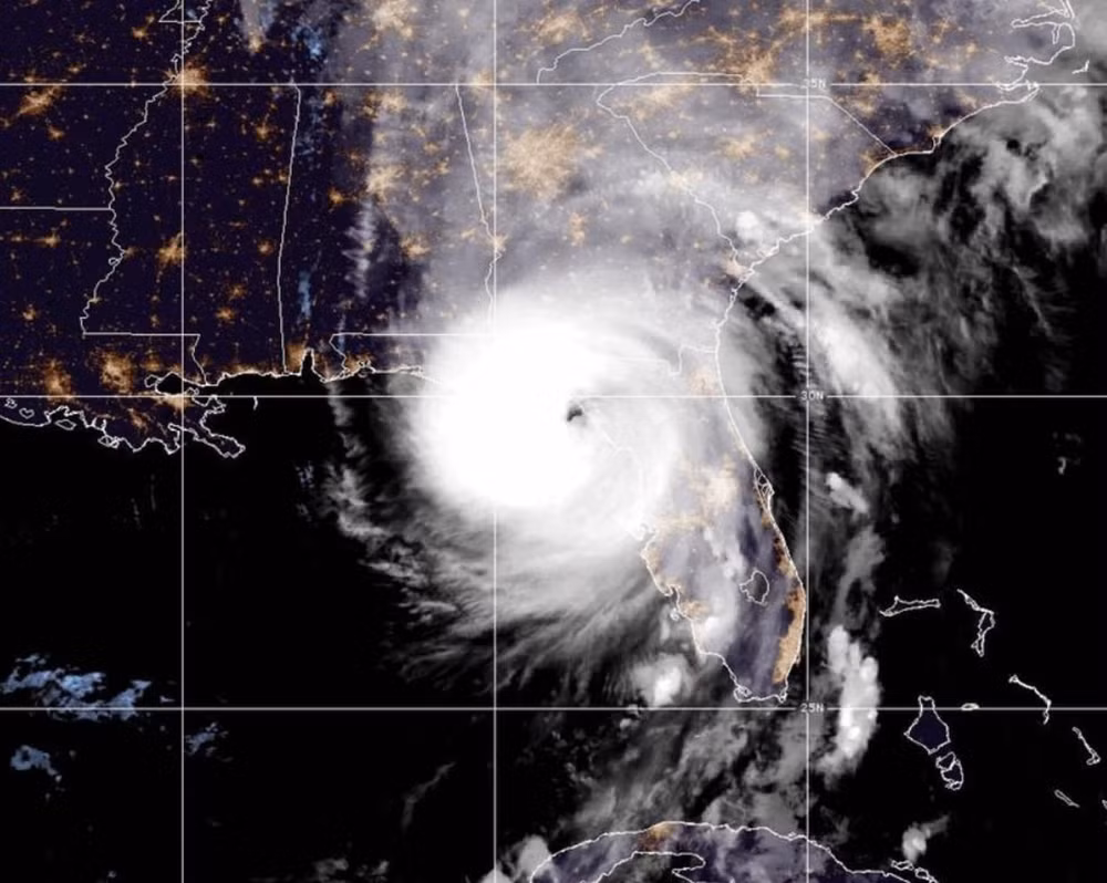 Hình ảnh vệ tinh thời điểm bão Helene chuẩn bị tấn công bang Florida (Mỹ). (Nguồn: Cơ quan Quản lý Khí quyển và Đại dương Quốc gia Hoa Kỳ) Hình ảnh vệ tinh thời điểm bão Helene chuẩn bị tấn công bang Florida (Mỹ). (Nguồn: Cơ quan Quản lý Khí quyển và Đại dương Quốc gia Hoa Kỳ)