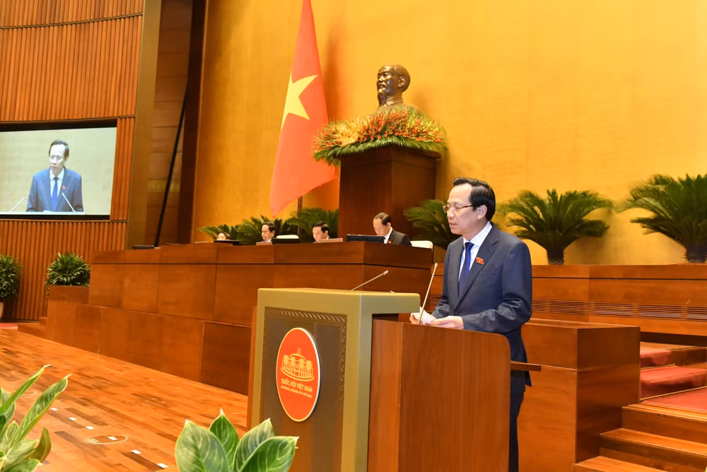 Bộ trưởng Lao động - Thương binh và Xã hội Đào Ngọc Dung, thừa ủy quyền của Thủ tướng Chính phủ trình bày Báo cáo kết quả thực hiện các mục tiêu quốc gia về bình đẳng giới năm 2023. (Ảnh: Đăng Khoa)