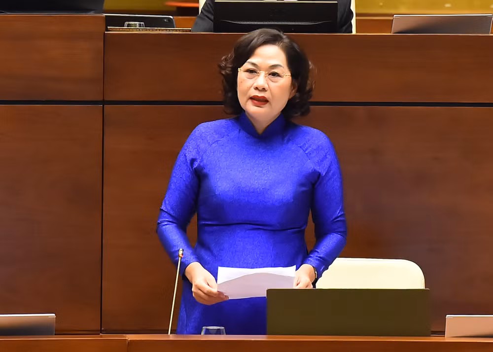 Thống đốc Nguyễn Thị Hồng cho biết, qua khảo sát, nhu cầu mua vàng của người dân chủ yếu tập trung tại Hà Nội và Thành phố Hồ Chí Minh, cầu vàng ở các tỉnh rất thấp. Thống đốc Nguyễn Thị Hồng cho biết, qua khảo sát, nhu cầu mua vàng của người dân chủ yếu tập trung tại Hà Nội và Thành phố Hồ Chí Minh, cầu vàng ở các tỉnh rất thấp.