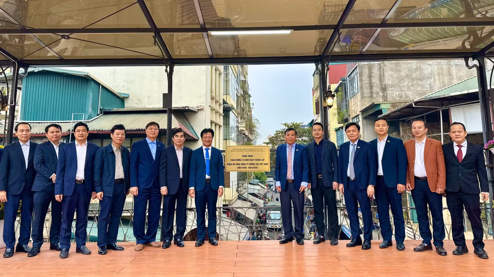 Ngày 31/12, Tổng công ty Đường sắt Việt Nam đã tổ chức Lễ gắn biển Công trình “Sửa chữa, cải tạo ke ga Long Biên, tuyến đường sắt Hà Nội - Đồng Đăng, chào mừng kỷ niệm 70 năm ngày thành lập Đảng bộ Tổng công ty Đường sắt Việt Nam (6/4/1955-6/4/2025).