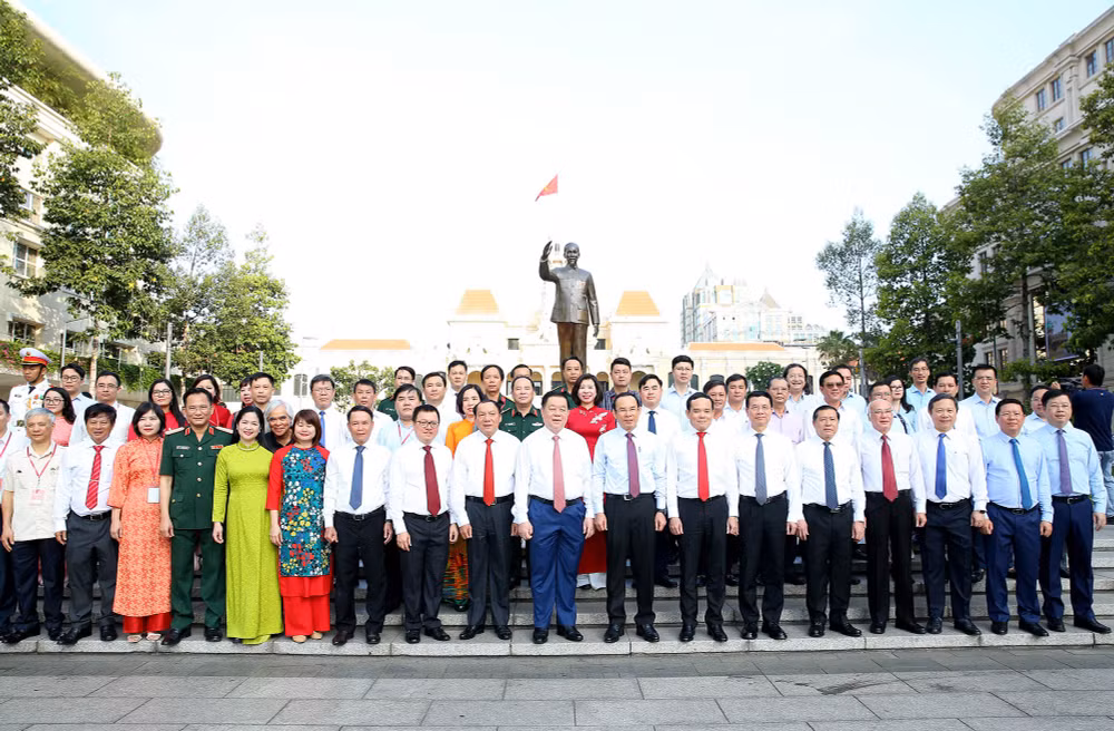 Các đại biểu chụp ảnh lưu niệm dưới chân tượng đài Chủ tịch Hồ Chí Minh. Các đại biểu chụp ảnh lưu niệm dưới chân tượng đài Chủ tịch Hồ Chí Minh.