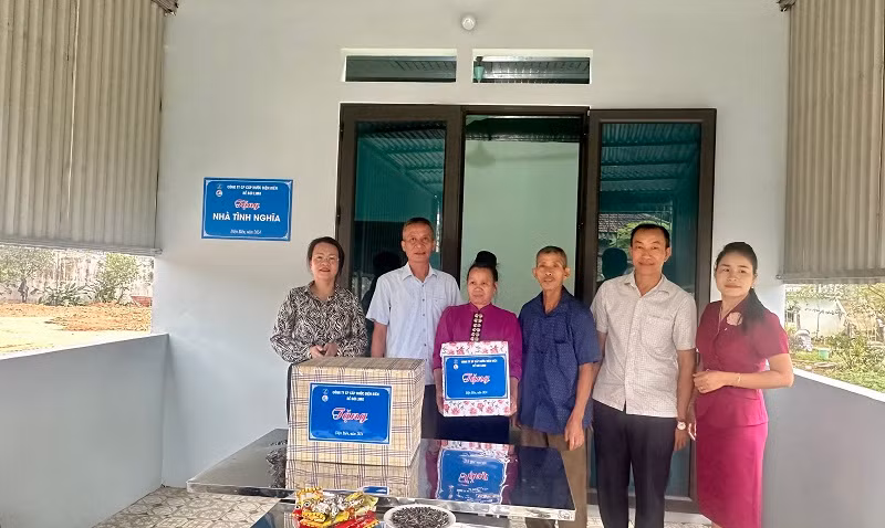 Đại diện lãnh đạo Công ty cổ phần Cấp nước Điện Biên cùng cán bộ, nhân dân bản Na Lanh, phường Thanh Trường trao nhà và các vật dụng tặng gia đình bà Cà Thị Tiên.