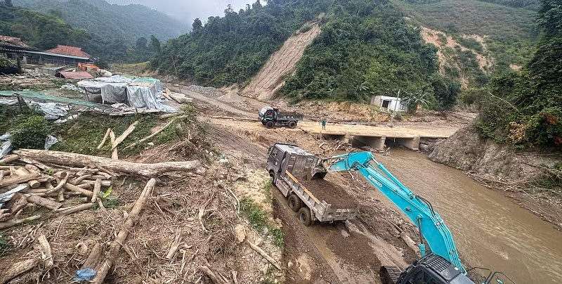Các đơn vị đang đẩy nhanh tiến độ khắc phục hậu quả lũ quét tại Mường Pồn. Các đơn vị đang đẩy nhanh tiến độ khắc phục hậu quả lũ quét tại Mường Pồn.