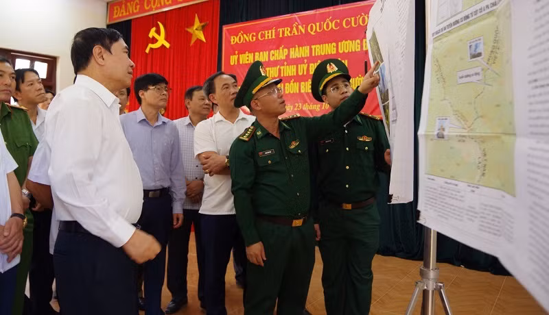 Đồng chí Trần Quốc Cường, Ủy viên Trung ương Đảng, Bí thư Tỉnh ủy Điện Biên nghe Đại tá Phan Văn Hóa, Chỉ huy trưởng Bộ Chỉ huy Bộ đội Biên phòng tỉnh Điện Biên báo cáo tiến độ triển khai xây dựng cột cờ tại xã Sín Thầu, huyện Mường Nhé.