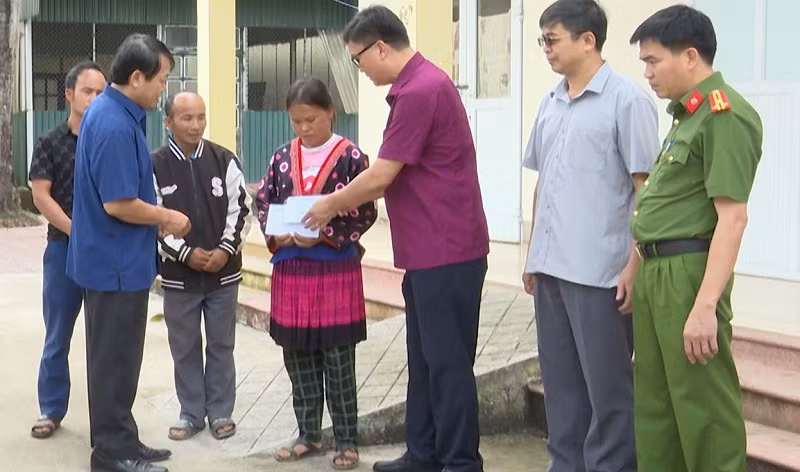 Ông Trần Cao Cường, Bí thư Huyện ủy Mường Chà trao hỗ trợ gia đình có người bị tử vong do tai nạn giao thông.