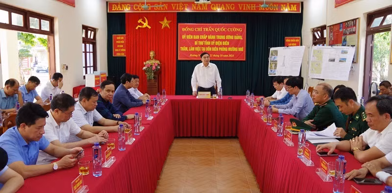 Đồng chí Trần Quốc Cường, Ủy viên Trung ương Đảng, Bí thư Tỉnh ủy Điện Biên, phát biểu chỉ đạo tại buổi làm việc với cán bộ, chiến sĩ Đồn Biên phòng Mường Nhé.