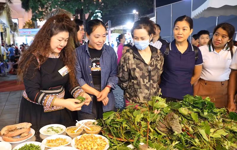 Nhân dân, du khách Điện Biên thưởng thức ẩm thực tại các gian hàng.