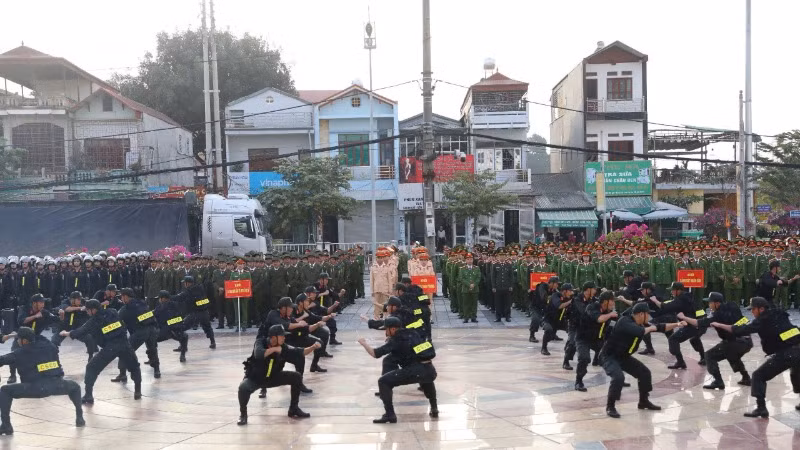 Khối cảnh sát cơ động biểu diễn võ thuật tại lễ ra quân. Khối cảnh sát cơ động biểu diễn võ thuật tại lễ ra quân.