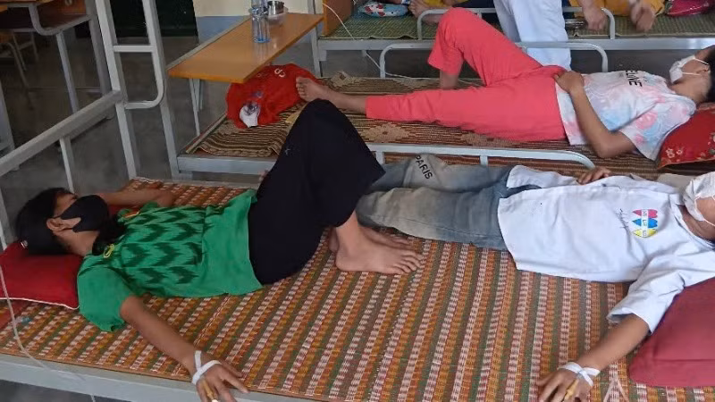 Học sinh Trường trung học cơ sở Mường Pồn đang được cách ly, điều trị bệnh lỵ tại trường.