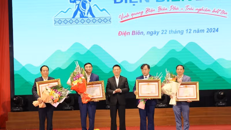 Phó Thủ tướng Chính phủ Hồ Đức Phớc, trao Bằng khen của Thủ tướng Chính phủ tặng các tập thể, cá nhân có thành tích trong tổ chức, chỉ đạo thực hiện Năm Du lịch quốc gia - Điện Biên 2024.