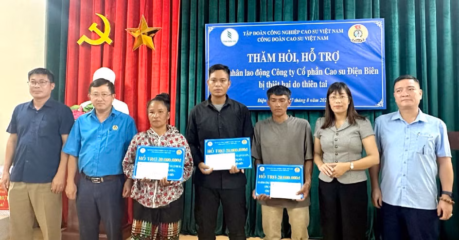 Đồng chí Cao Thị Tuyết Lan, Bí thư Huyện ủy Điện Biên cùng lãnh đạo Công ty Cổ phần Cao-su Điện Biên trao quà hỗ trợ các gia đình công nhân bị thiệt hại do lũ quét. Đồng chí Cao Thị Tuyết Lan, Bí thư Huyện ủy Điện Biên cùng lãnh đạo Công ty Cổ phần Cao-su Điện Biên trao quà hỗ trợ các gia đình công nhân bị thiệt hại do lũ quét.