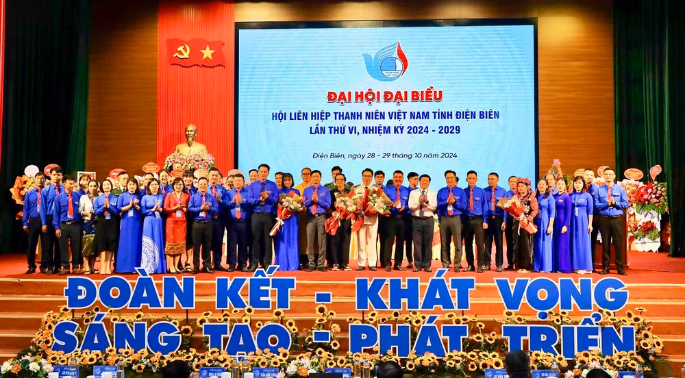 Đồng chí Lò Văn Phương, Chủ tịch Hội đồng nhân dân tỉnh Điện Biên chúc mừng các đồng chí được tín nhiệm bầu tham gia Ban Chấp hành Hội Liên hiệp Thanh niên tỉnh Điện Biên khoá 6.