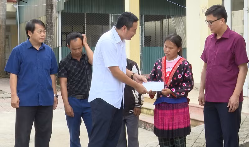 Đại diện các đoàn thể huyện hỗ trợ gia đình có người bị tử vong trong vụ tai nạn giao thông. Đại diện các đoàn thể huyện hỗ trợ gia đình có người bị tử vong trong vụ tai nạn giao thông.